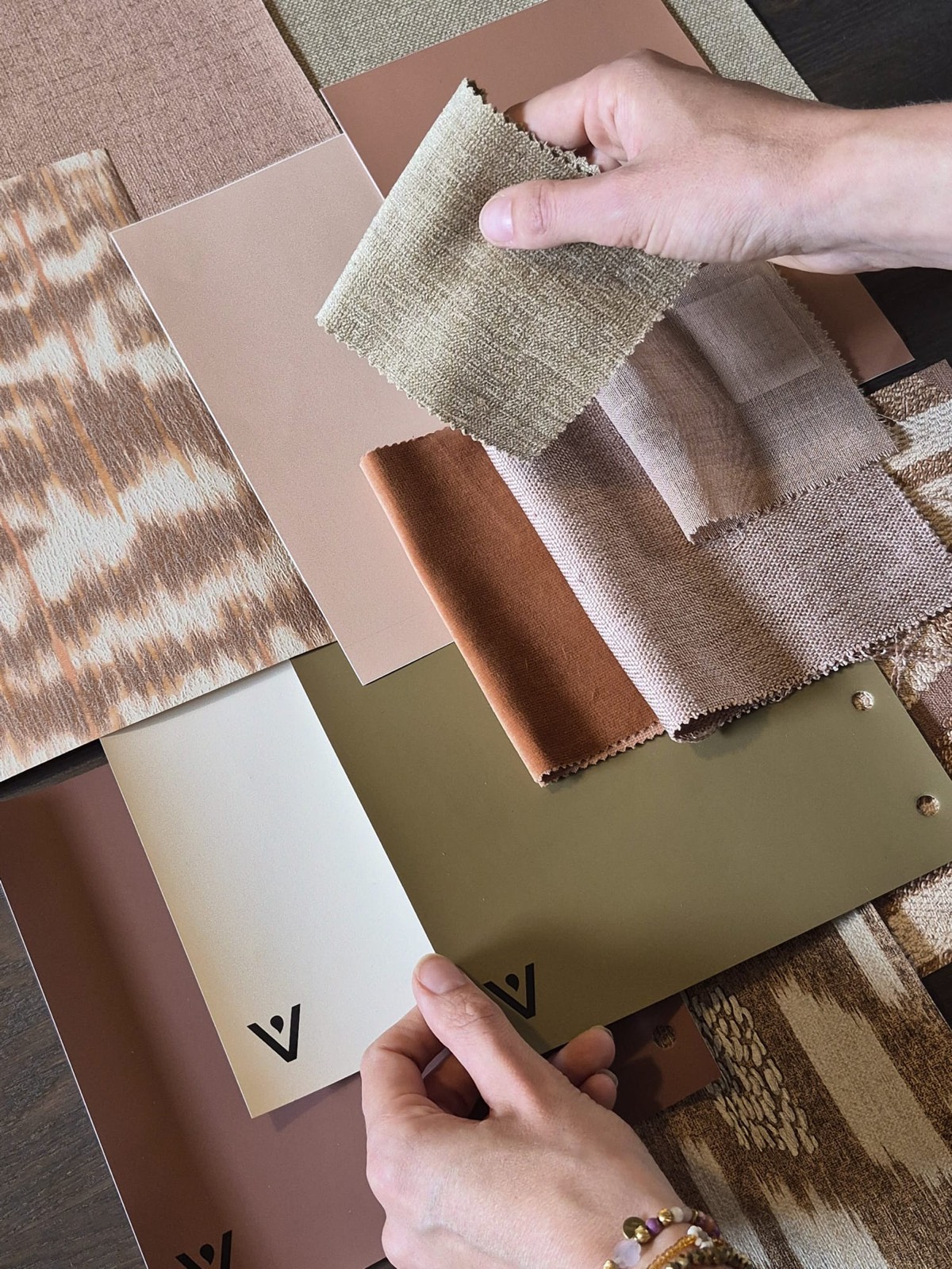 Moodboard met stoffen en kleurstalen